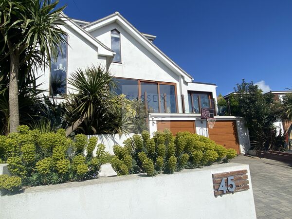 Gorgeous 4 Bedroom House Close To The Sea